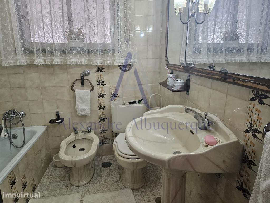 Moradia com anexo e espaço comercial.-21