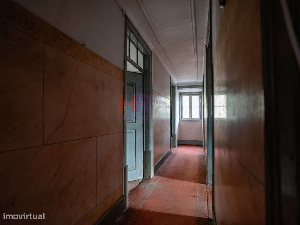 Coimbra, Vende-se Moradia com terreno e jardim.-9