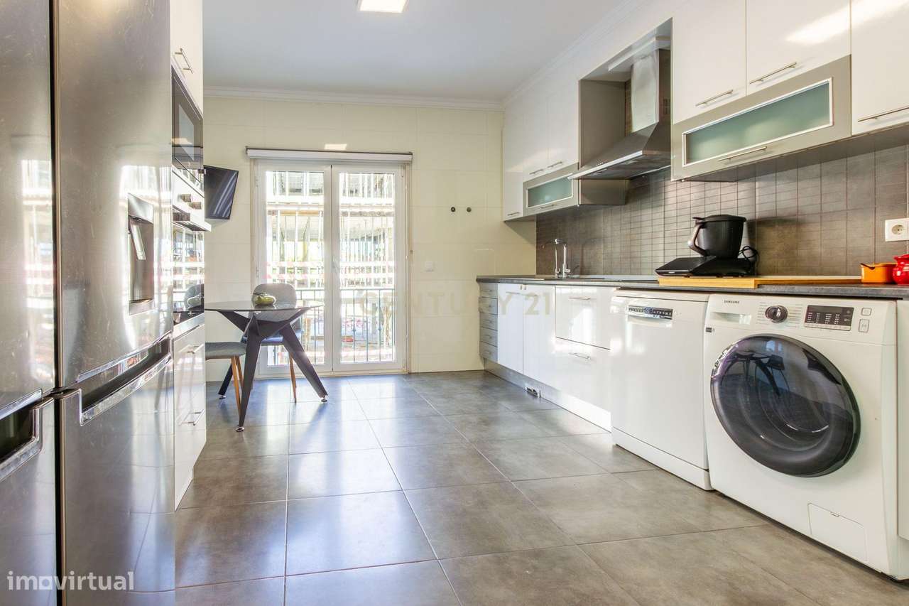 Apartamento T2 Renovado em Azeitão com lugar de parqueamento-5