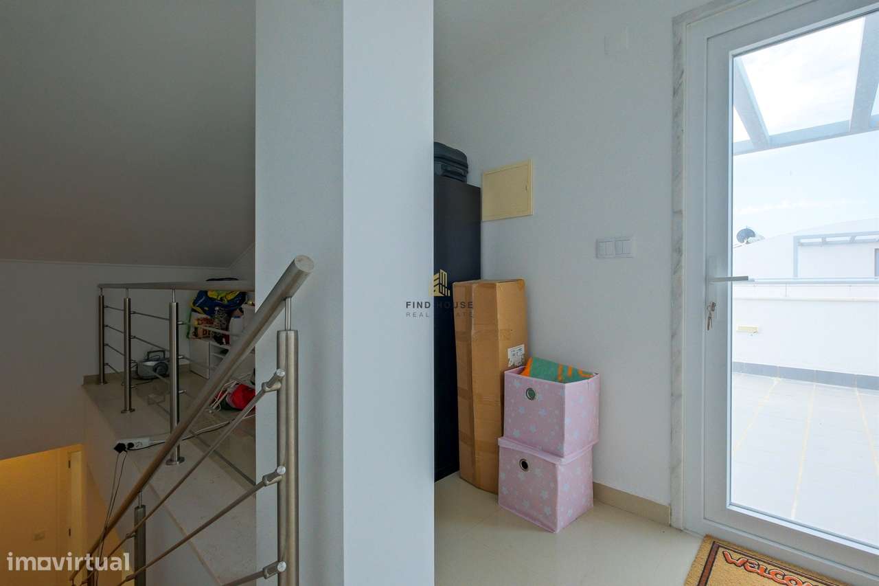 Moradia T3 com piscina, jardim e garagem box, na Caparica-37