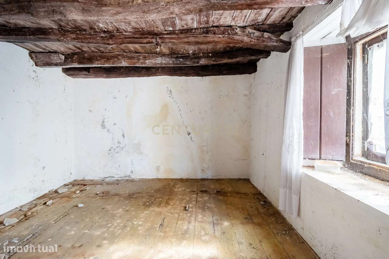 Moradia em ruína, dentro das muralhas em Óbidos-4