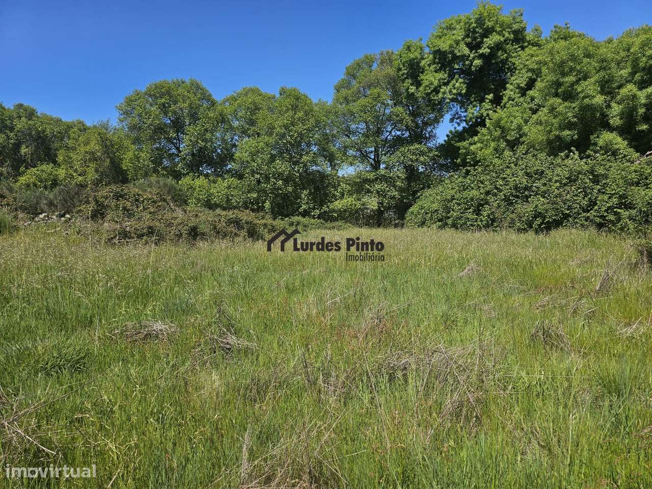 Quinta com construção em pedra perto do rio-16