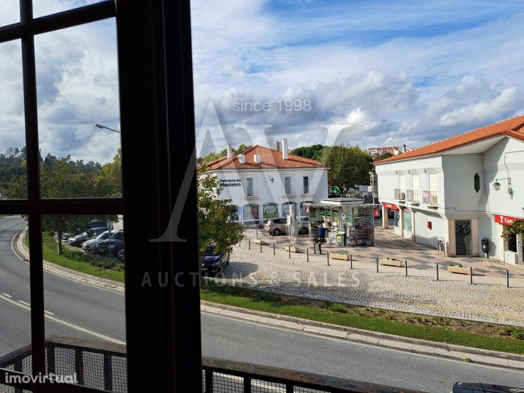 Venda conjunta de dois prédios situados no centro da vila...