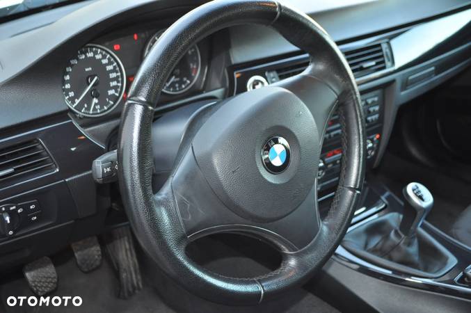 BMW Seria 3 320i Coupe - 23