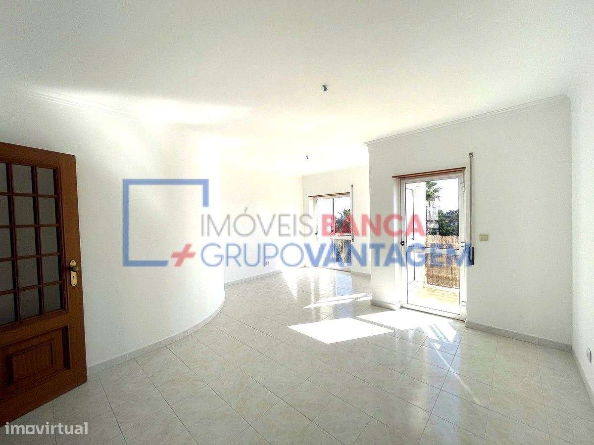 Apartamento T4 situado na Sobreda, Charneca da Caparica - Grande imagem: 1/27