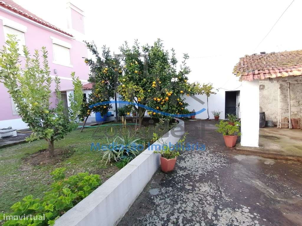 Moradia com dois pisos, nove divisões, anexos, garagem e logradouro...-30