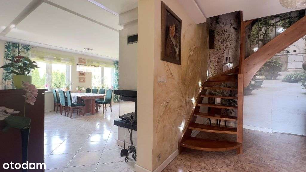 Sześciopokojowy dom z trzema garażami i wiatą - Pełny obrazek: 4/12