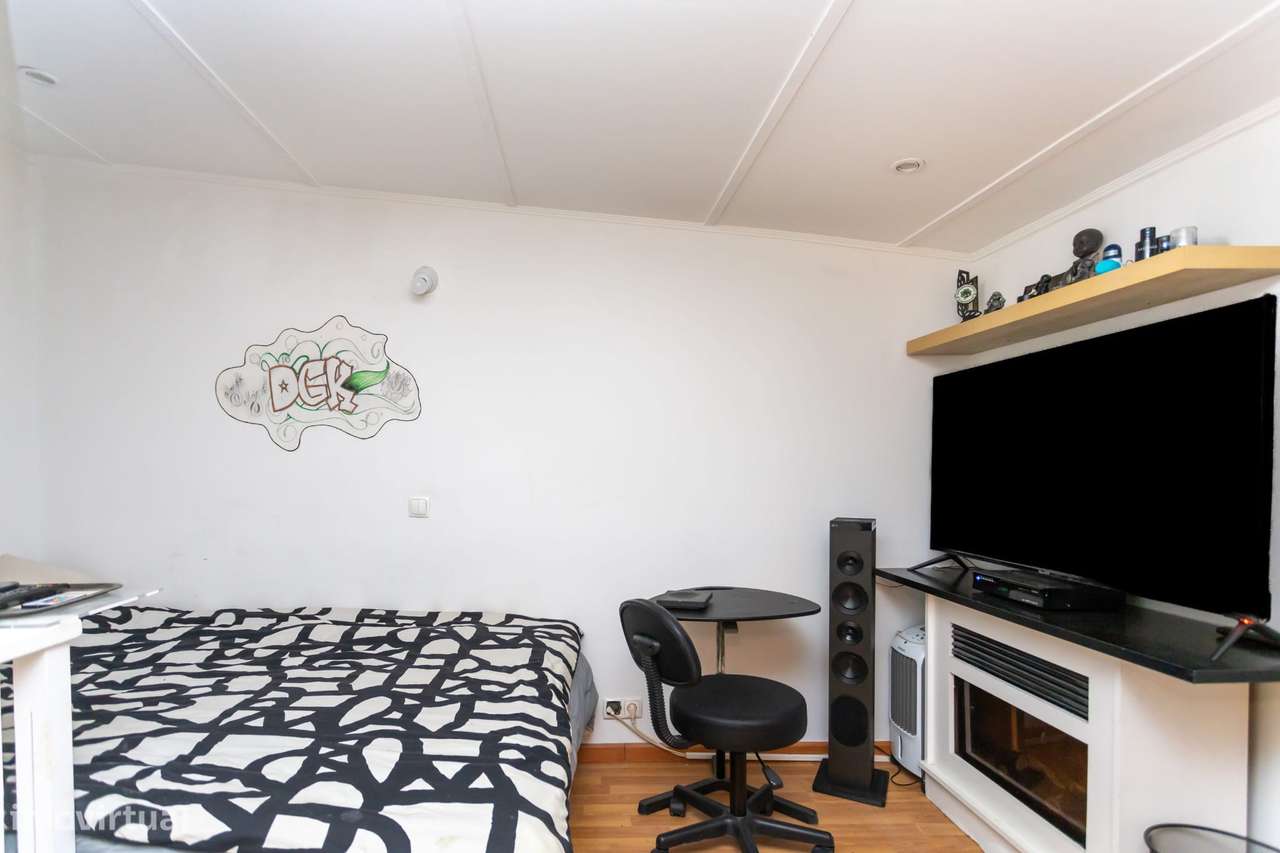 Moradia independente na Rua da Escola Nova-27