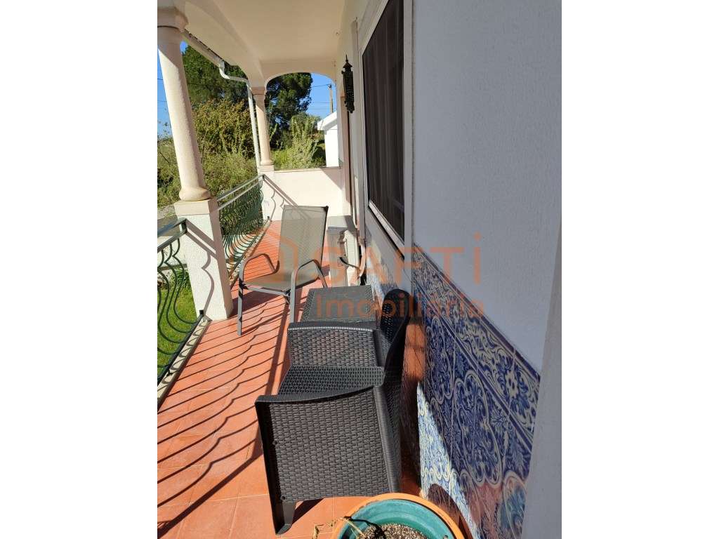 Moradia T5 com Piscina + Garagem para 3 Carros Oportunidade Imperdível-15