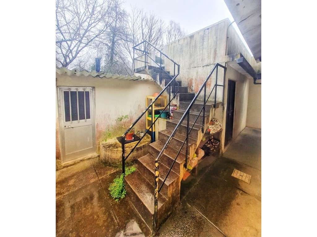 Moradia V4/T4 rés do chão e isolada em Guifões- Porto-5