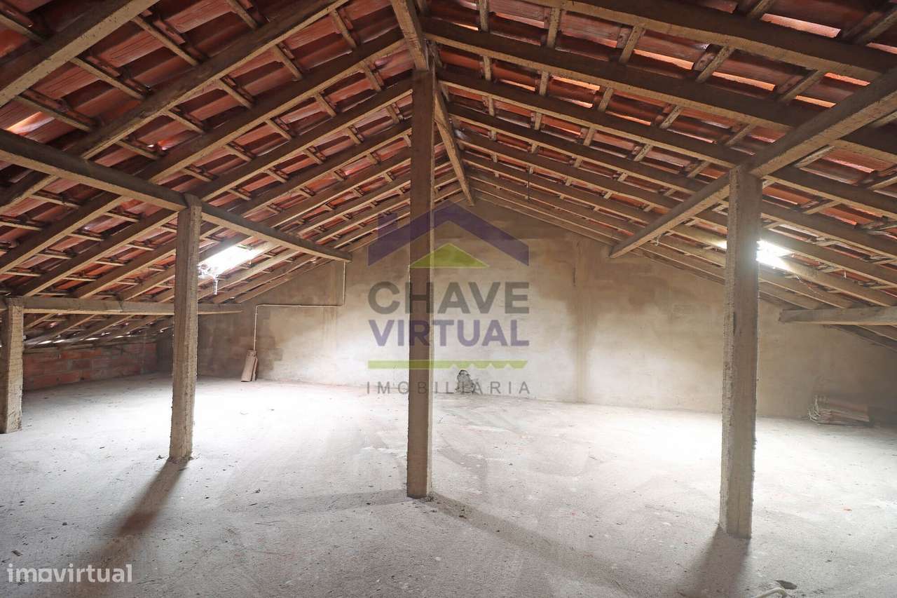 Moradia V4 com Quintal e Sõtão - Centro Bombarral-15