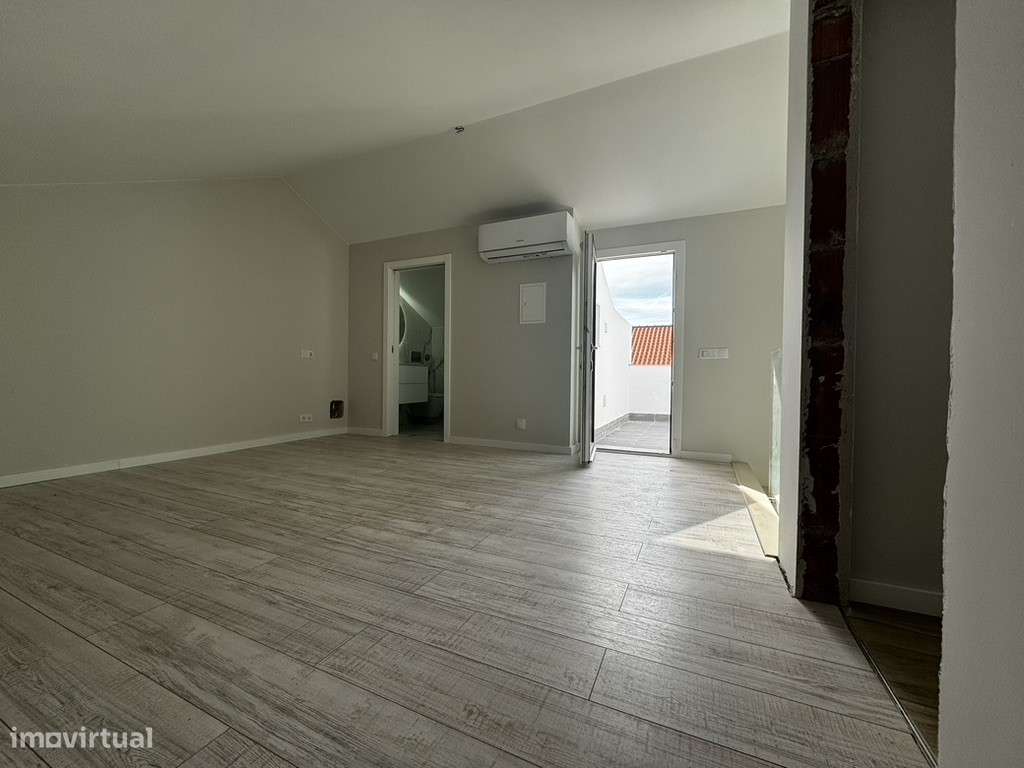 Moradia com 3 Suites, Garagem, Logradouro, Churrasqueira e Piscina-20