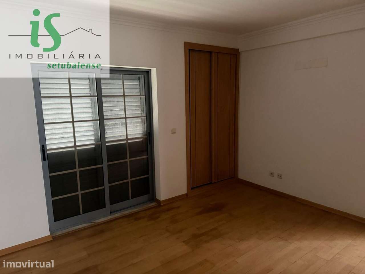 MORADIA T4 NA SOBREDA COM GARAGEM ISOLADA E TERRENO EM GAVETO.-7