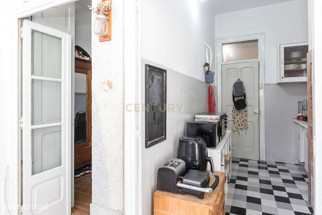 Prédio em propriedade Total | 3 Apartamentos T2+1 e Loja | Lisboa | A-11