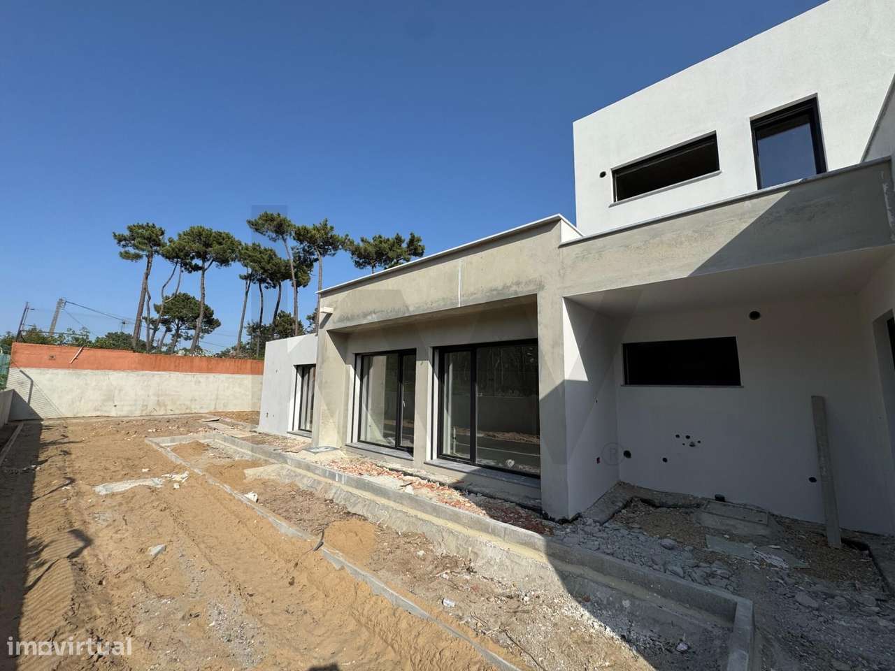 Moradia T3+1 Exclusiva com Piscina Junto ao Pinhal da Aroeira-11