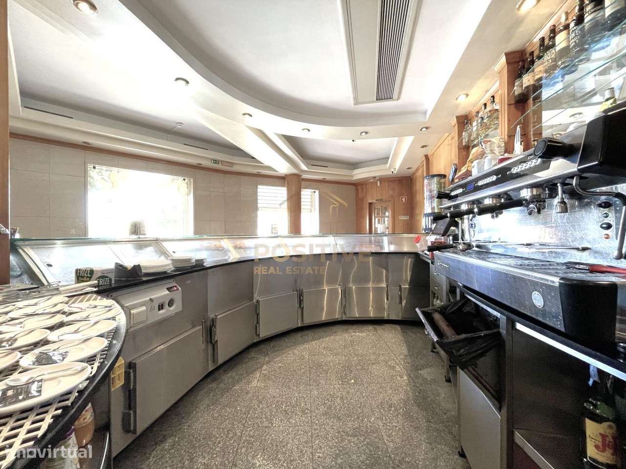 Loja com Café/Pastelaria em Funcionamento na Cova dos Vidros — Quinta-26