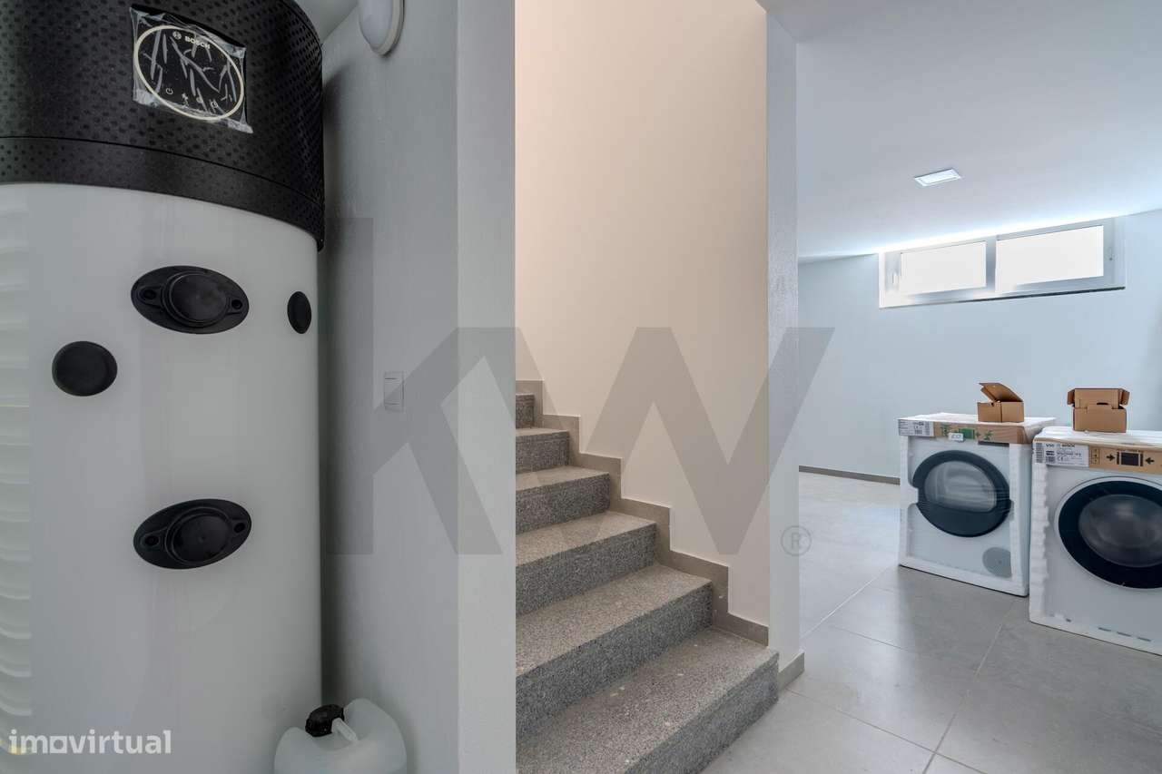 Moradia T4 (+1) em Condomínio Fechado em Cascais com jardim e piscina-39