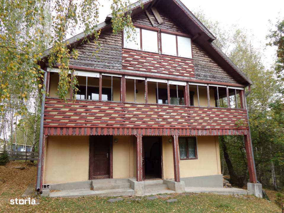 1.6 ha de padure cu poienita, parau la limita curtii, cabana pentru tr