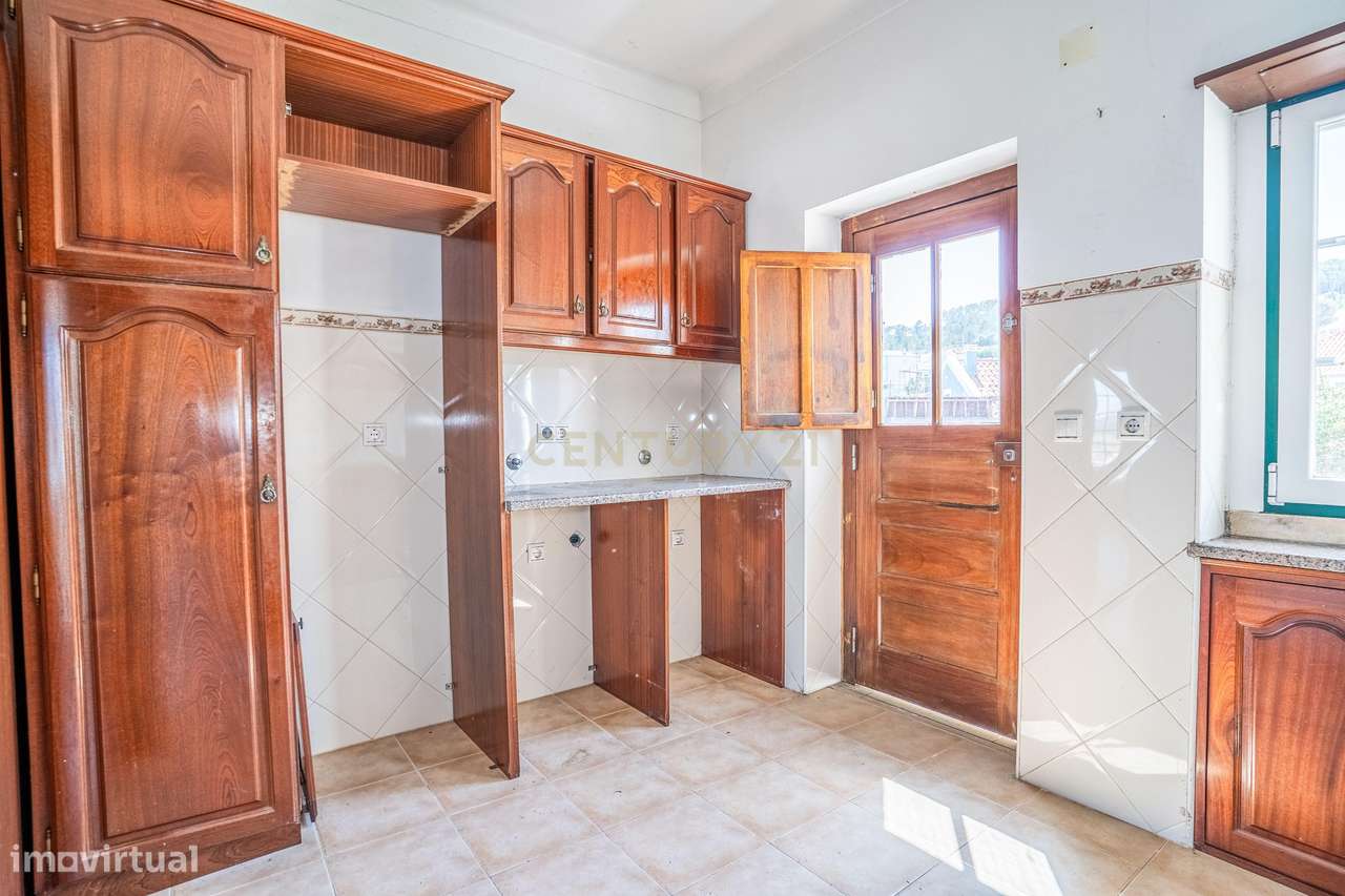 Propriedade composta por prédio, moradia e terreno em Salir do Porto-50