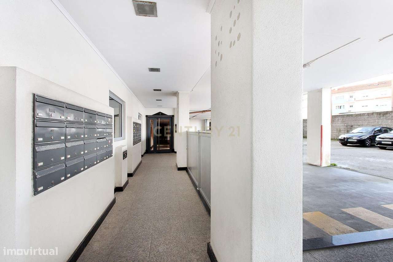 T4 no centro de Mem Martins com terraço e 2 parqueamentos - Grande imagem: 2/26