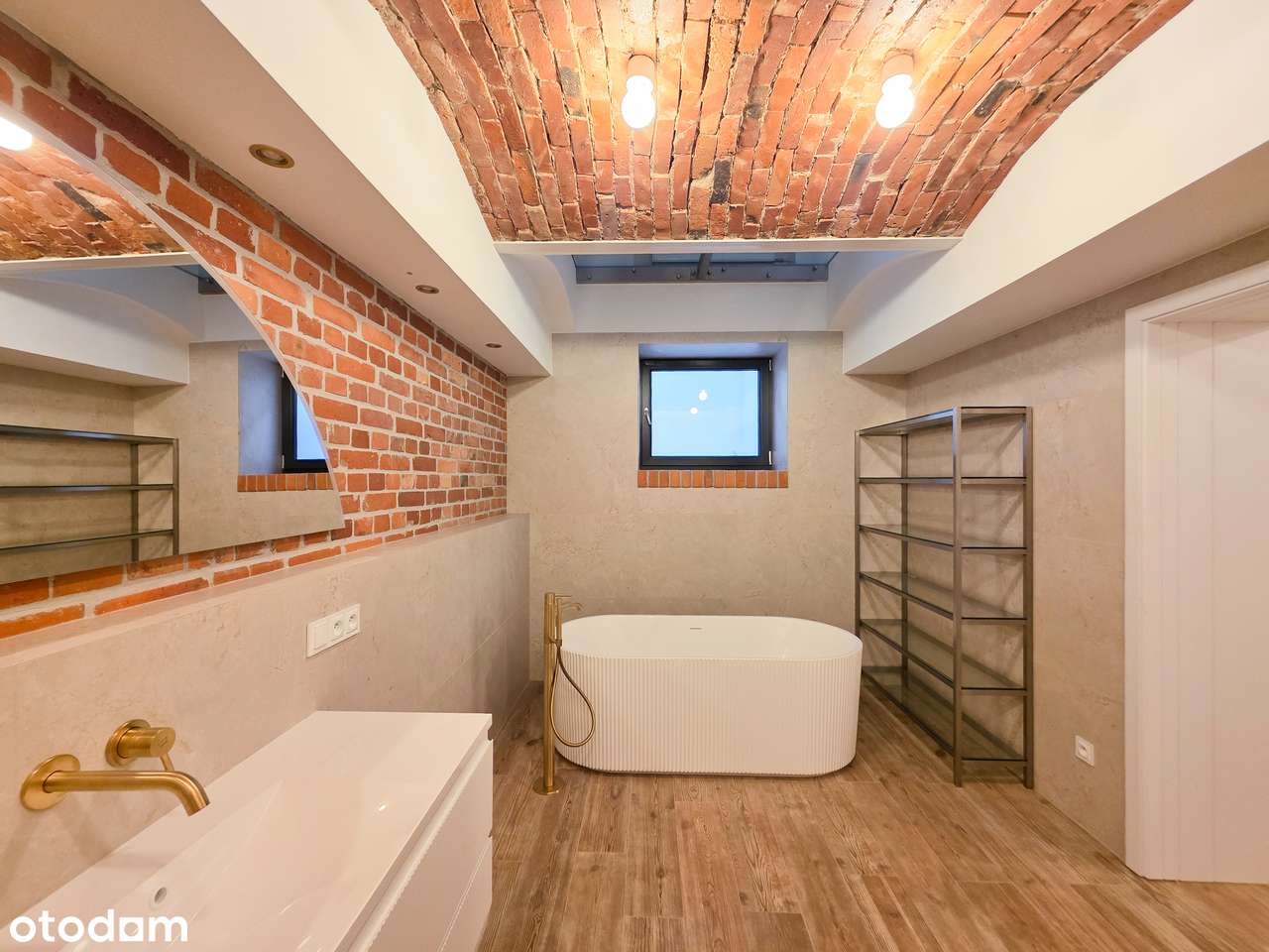 Unikatowy loft w sercu Poznania – cegła – szklane sufity -dwupoziomowy-10