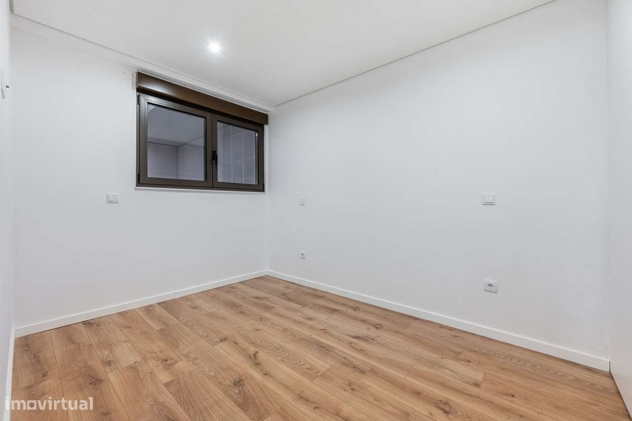 Apartamento T3 Renovado em Braga – Localização Premium com Terraço-9
