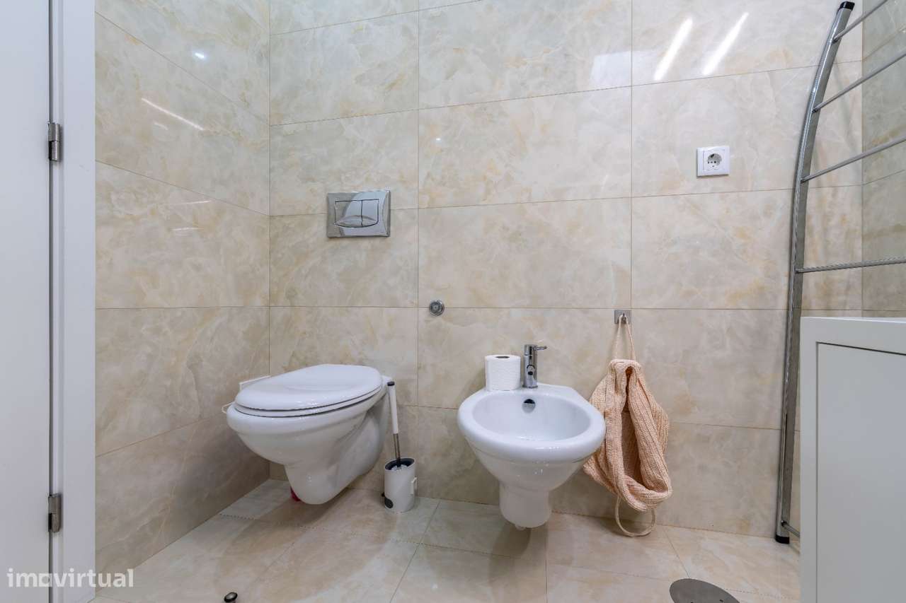 Moradia T4, em banda, de cave, rés-do-chão e andar, como nova!-21