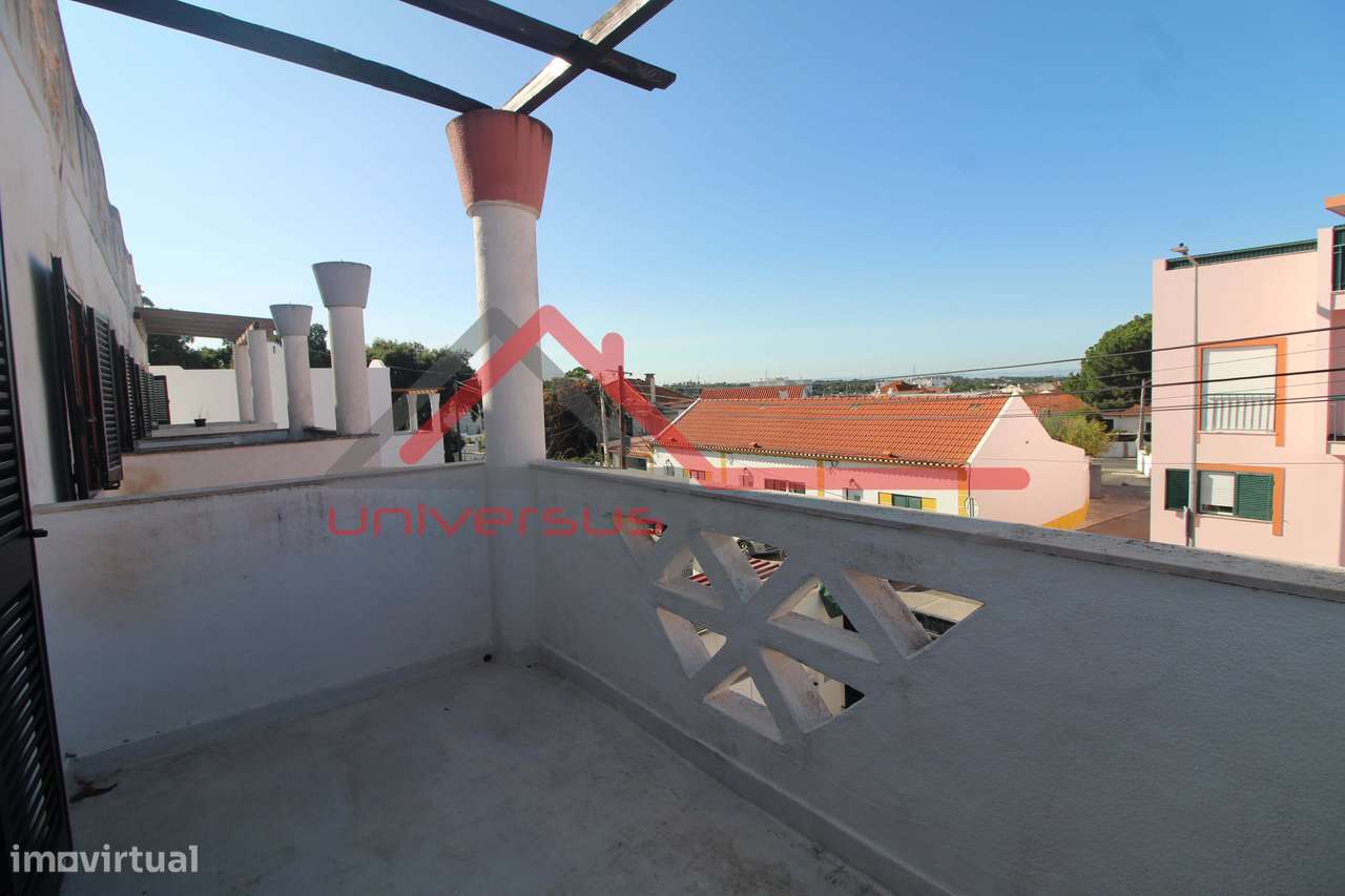 Moradia em Banda V4 com Jardim e Estacionamento na Quinta do Anjo-27