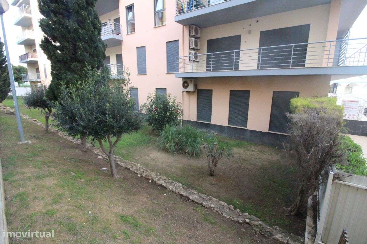Armação de Pêra, T2 Semi-Novo com Piscina, Garagem e 2 wc´s-17