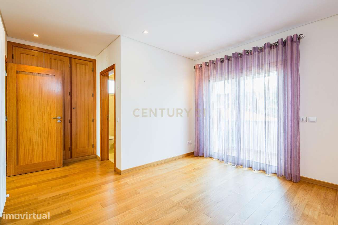 Moradia Exclusiva com Piscina, Jardim e Áreas Amplas-22