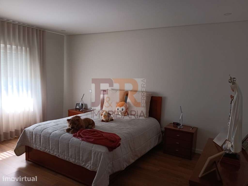 Excelente !!Apartamento T2 Semi- Novo com Varanda e Garagem-22