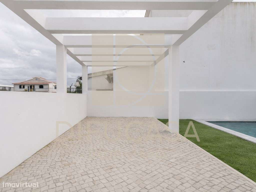 Moradia Com Garagem e Piscina Pronta a Habitar-6