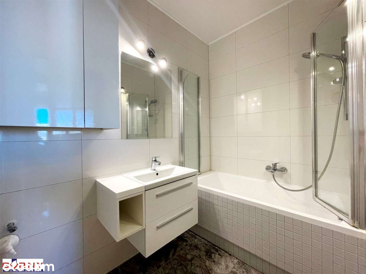 3 pokojowe mieszkanie w świetnej lokalizacji.-4