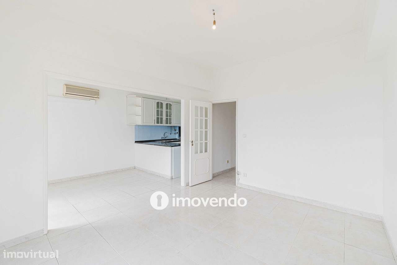 Apartamento T2 com áreas amplas, em Odivelas-4