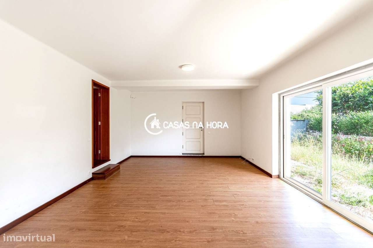 Moradia T3+T1  na Rua João das Regras, junto à Avenida de Sintra.-24