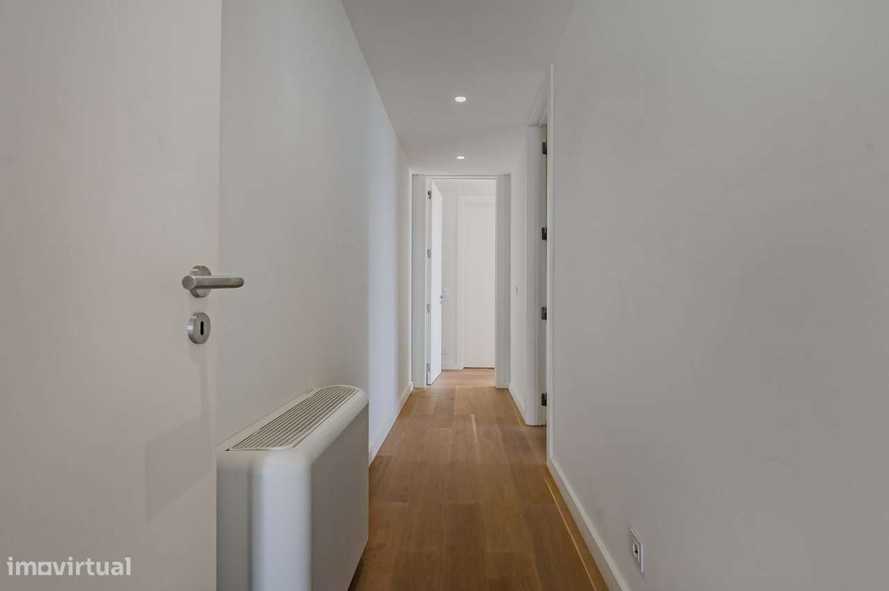 Moradia T4 com Piscina e Terraços Panorâmicos, Parede-40