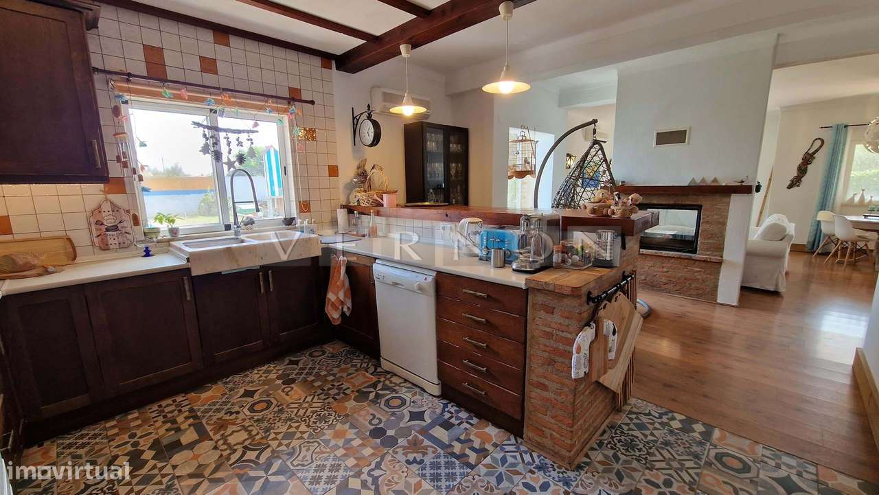 Charmosa e espaçosa moradia com 3 quartos e piscina para venda entre L-16