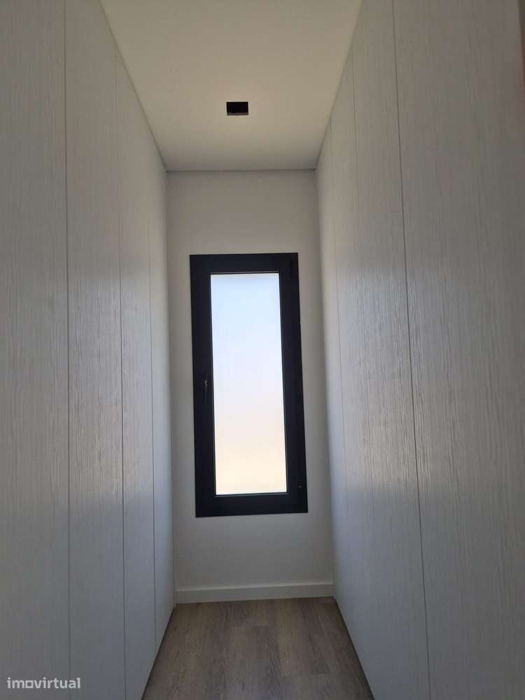 Moradia T3, térrea, geminada com garagem e jardim. Fração "A"-9