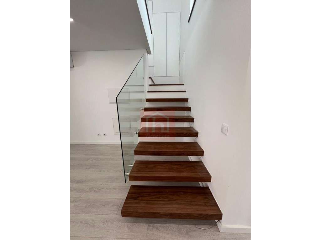 Apartamento T4 Duplex com garagem box no centro de Alcochete-15