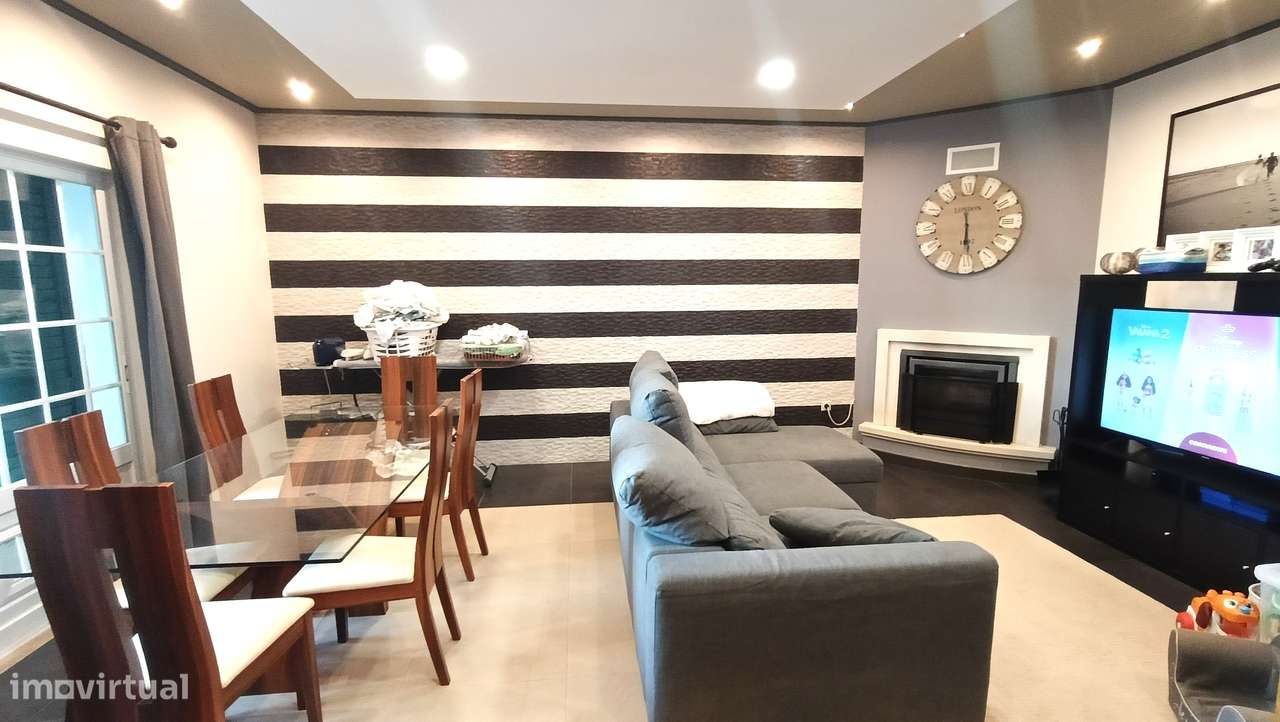 Moradia T3 em banda | 2 pisos e quintal, estimada | área  de 214m2-13