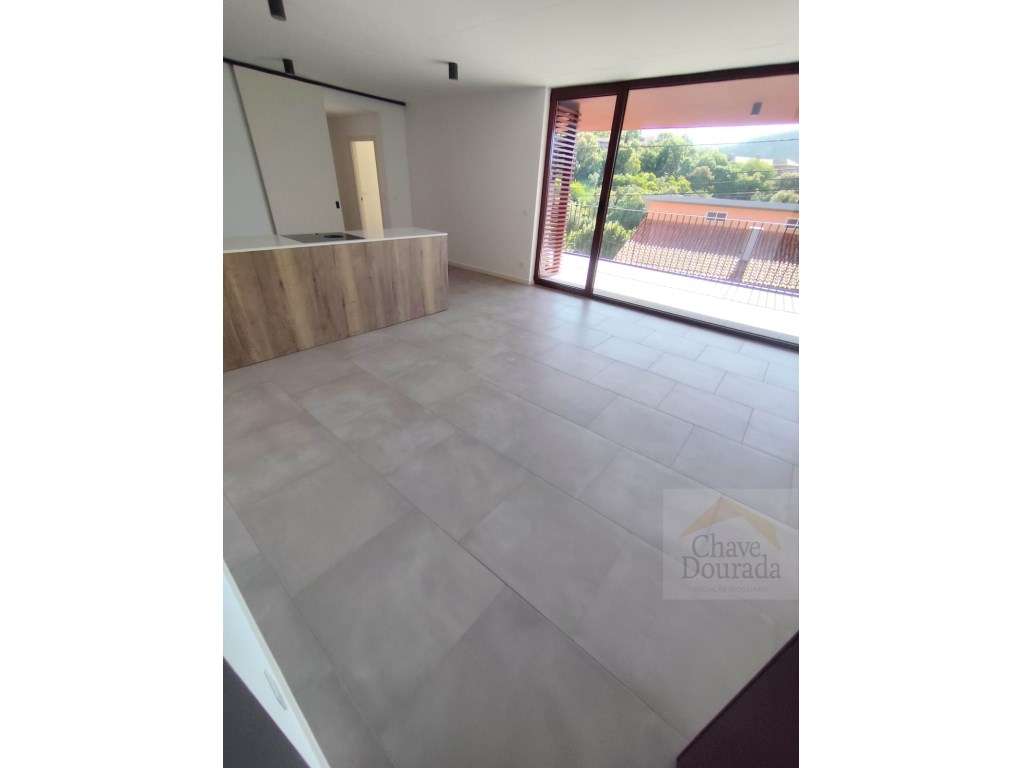 Apartamento T2 com 100m2 novo no Areeiro-9