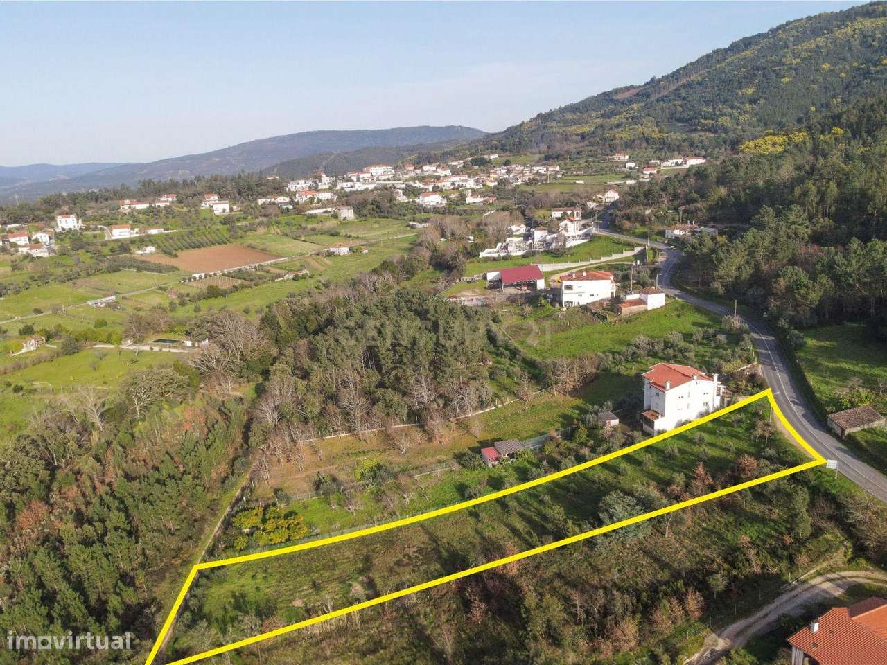 Terreno retangular de 2580m2 abrangido pelo PDM bem localizado em Vila - Grande imagem: 5/11
