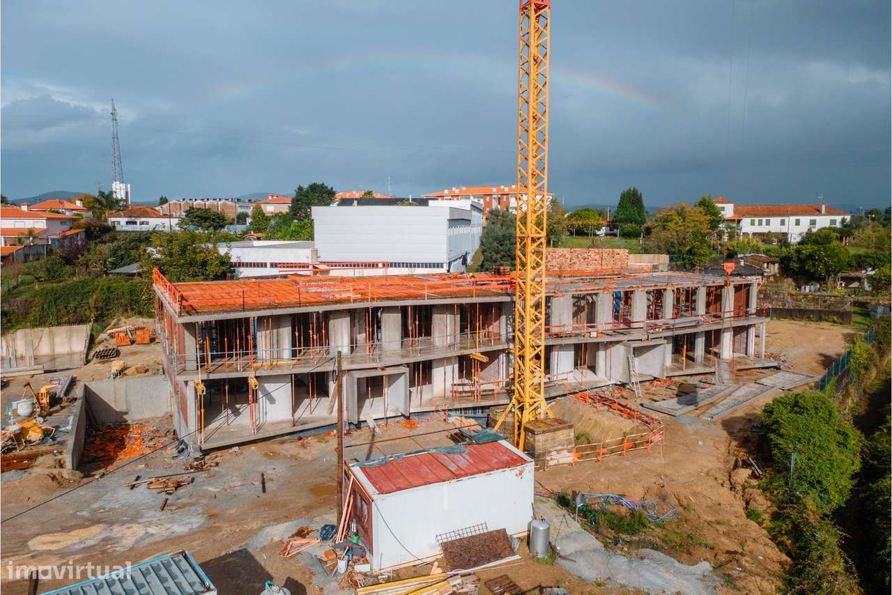 Apartamento T2 em fase de construção c/ 2 frentes e garagem fechada, e-6