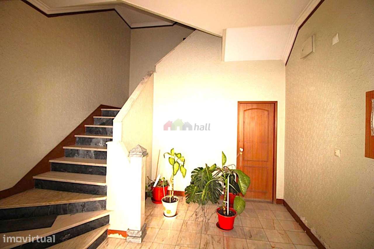 Apartamento T4, 3º andar, Totalmente Remodelado na Amora-25