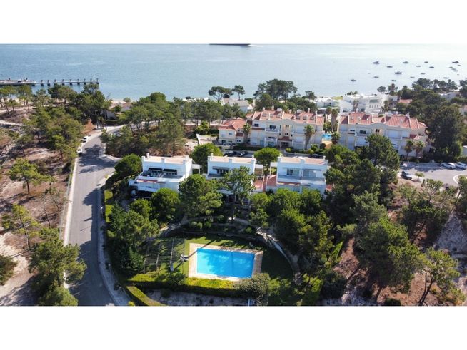Moradia geminada T4 na Prestigiada Zona de Soltroia Rio-6