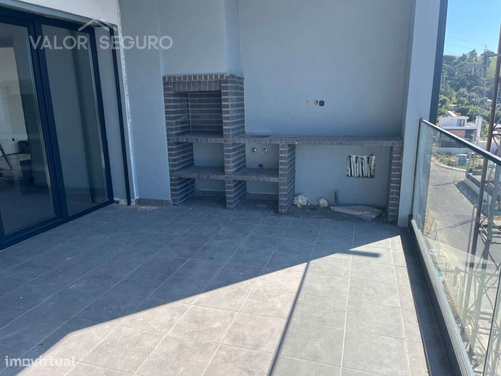 Apartamento T3 novo com garagem 2 viaturas no Sobralinho-24