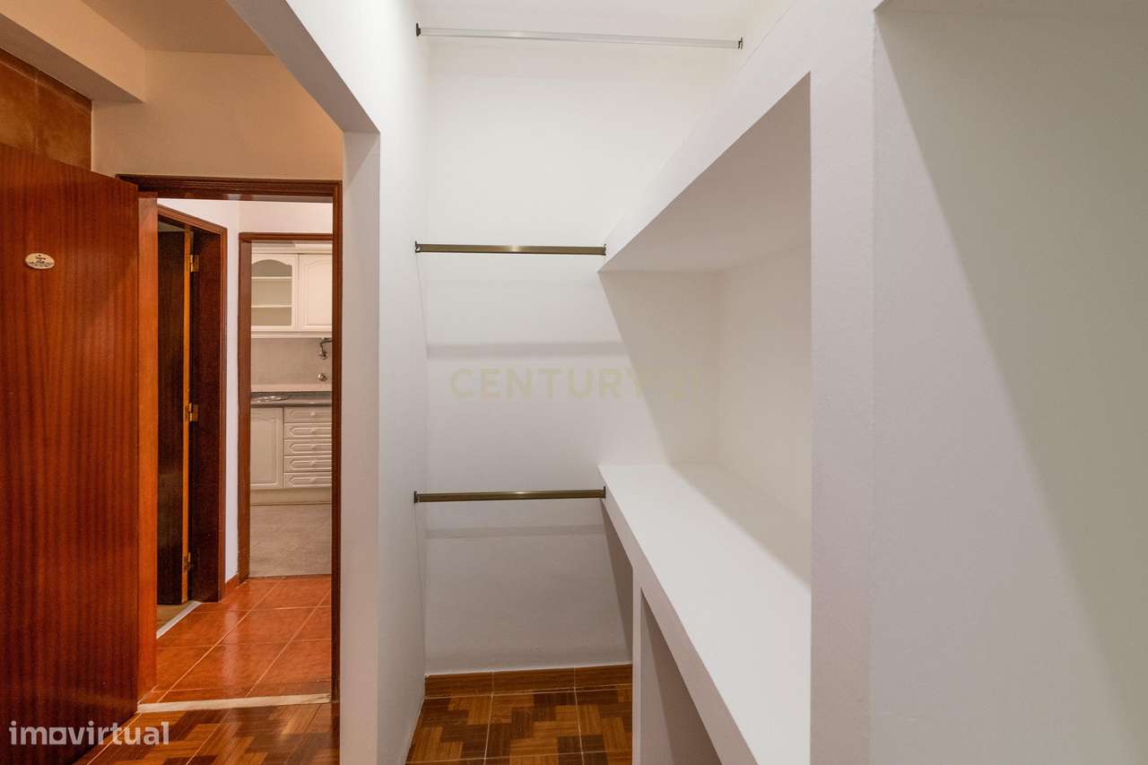 Apartamento T2+1 com Terraço no Centro de Odivelas-15