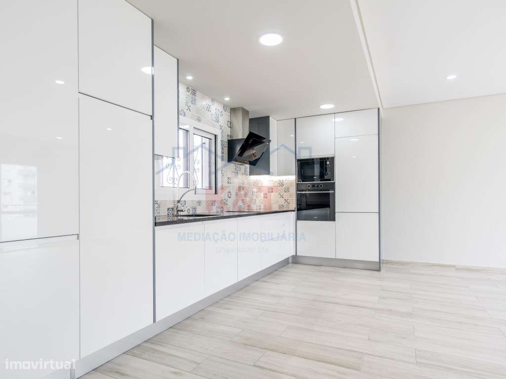 T2 na Praia da Rocha totalmente Remodelado-2