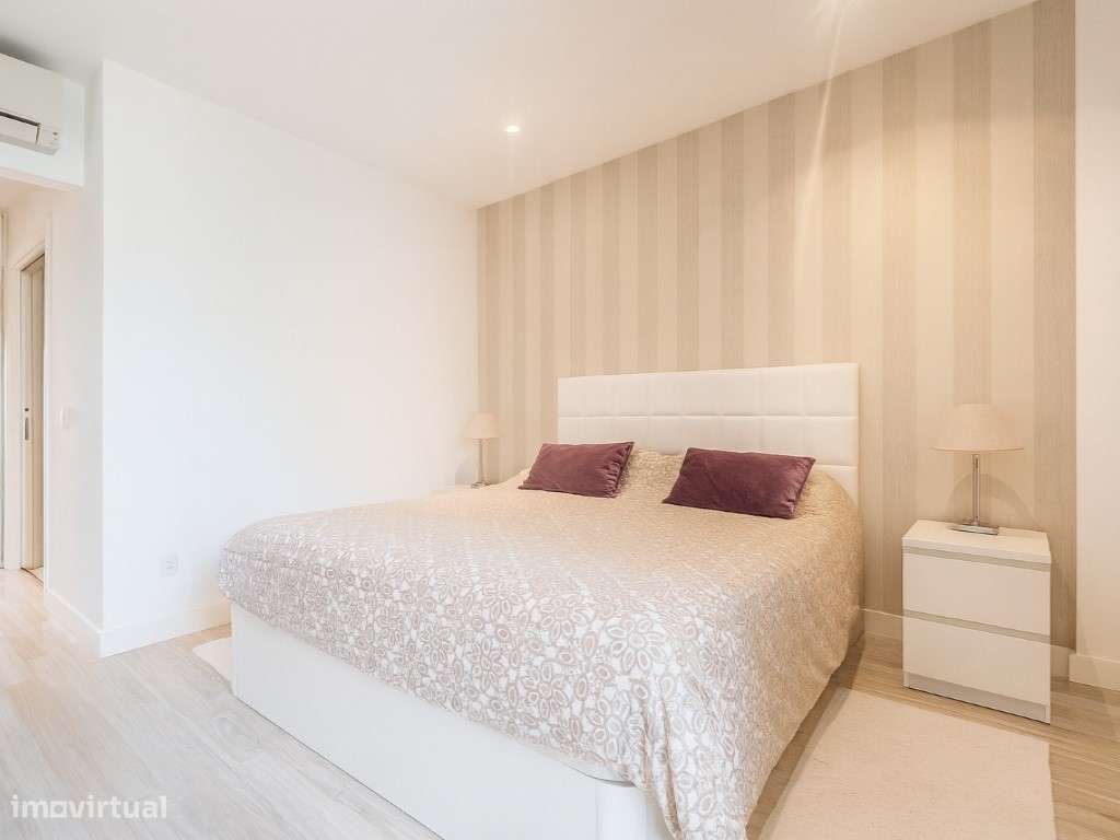 Exclusivo! | T2 com Garagem BOX | Suite | Varandas | Vista Rio-10