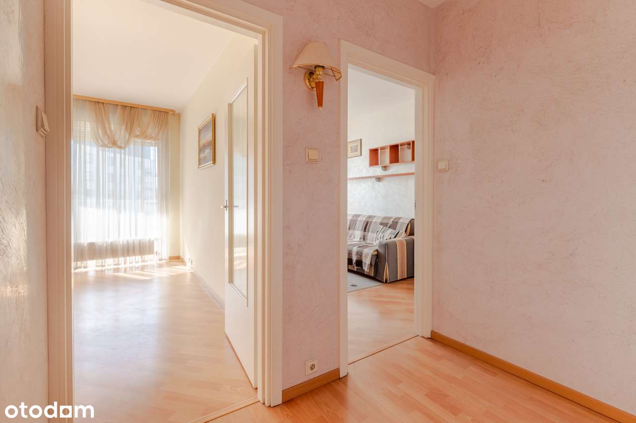 Mieszkanie dla osób szukających przestrzeni z 3 balkonami i parkingiem-5